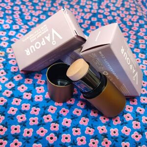 Vapour beauty highlight stick. Color moonlight